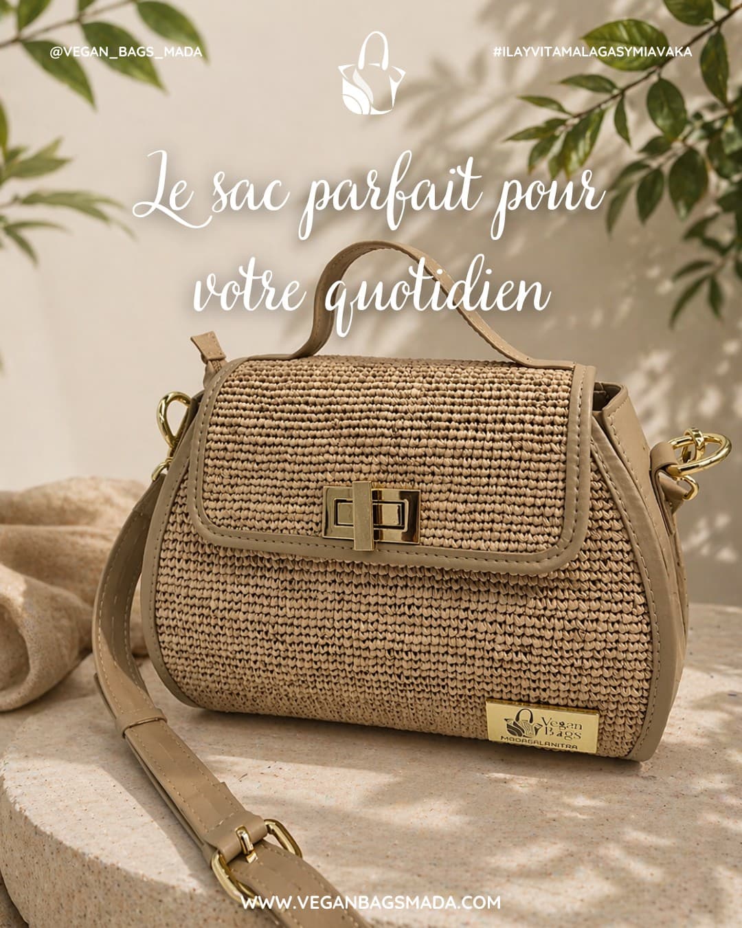 Sac à main beige en paille tressée avec bandoulière, poignée et fermoir doré élégant.